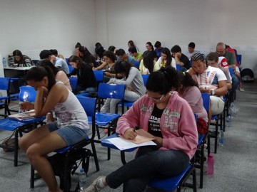 Estudantes realizam prova do vestibular seriado da UPE