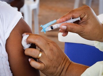 Metade da população do Recife está com o esquema vacinal contra  a Covid-19 completo
