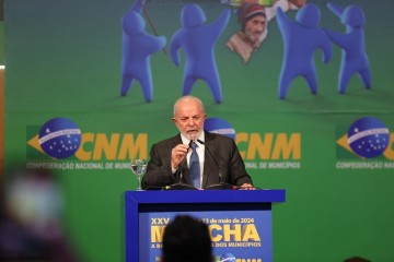 Lula promete desoneração a prefeitos durante abertura da XXV Marcha