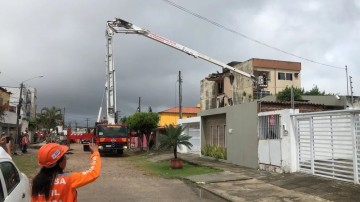 Corpo de Bombeiros resgata cadela de prédio que desabou em Olinda  