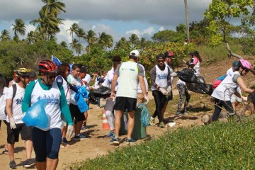 Uma tolenada de lixo recolhido do rio após pedalada em Jaboatão