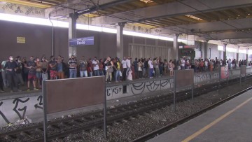 Metrô do Recife registra atrasos e aglomeração nesta segunda (23) 