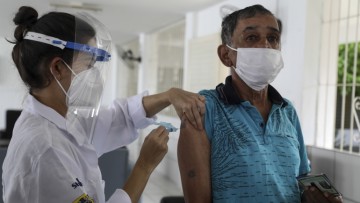 Recife vacina trabalhadores da saúde e idosos contra influenza