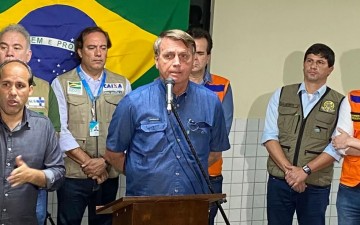 Após sobrevoar áreas atingidas, Bolsonaro anuncia liberação de crédito a atingidos