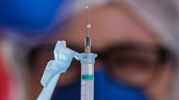 Biomédica avalia decisão de aplicação de terceira dose da vacina contra a Covid em grupos prioritários
