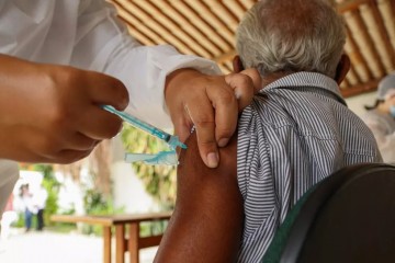 Mais de 150 mil idosos pernambucanos ainda não tomaram terceira dose contra Covid-19