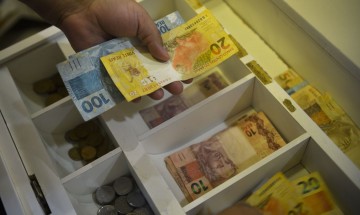 Brasileiros usam cada vez menos o dinheiro em espécie, diz BC