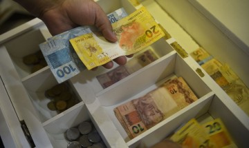 Salário mínimo de R$ 1.412 entrou em vigor nesta segunda-feira (01)