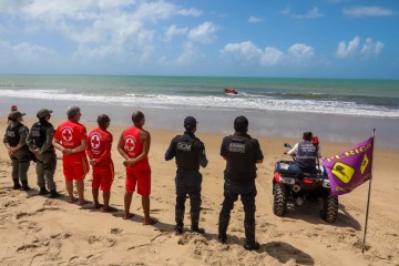Trecho da praia de Piedade, próxima a igrejinha é interditado para banho de mar por risco de ataque de tubarão