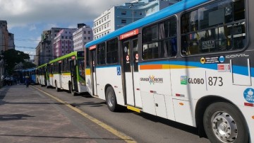 Rodoviários realizam protestos na manhã desta segunda; ônibus ficam paralisados nas vias