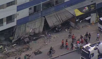 Motorista perde controle e caminhão atinge lojas em Abreu e Lima; idoso fica ferido