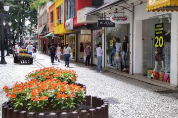 75% da população acha importante a abertura do comércio aos domingos, diz pesquisa CNDL/SPC Brasil