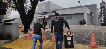 Polícia realiza Operação Hidrômetro que investiga crimes de peculato e lavagem de dinheiro contra ex-funcionários da Compesa 
