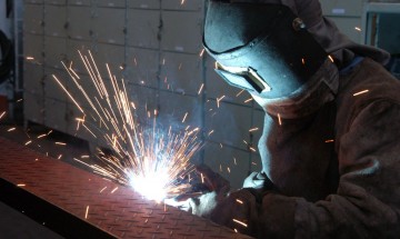 Produção industrial recua 1,3% em abril, diz IBGE