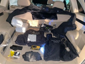 PRF recupera veículo furtado com porta-malas cheio de equipamento policial 