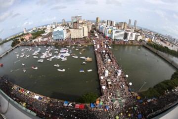 No Recife, foliões e políticos se divertem no Galo da Madrugada