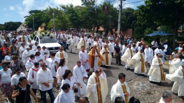 Fiéis católicos montam tapete tradicional para a celebração do Corpus Christi