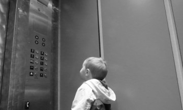 Lei que proíbe menores de 12 anos desacompanhados no elevador é aprovada na Alepe