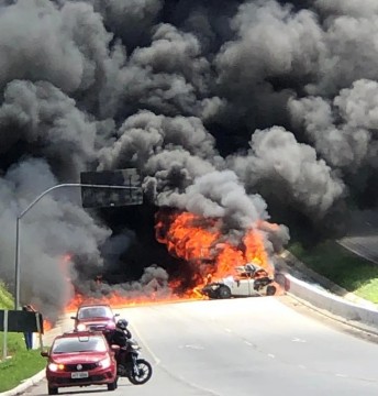 Sinistros de trânsito simultâneos interditam fluxo na BR 408; veículos pegaram fogo no local