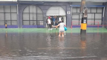Chuvas provocam transtornos no Grande Recife