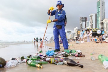 Praias do Pina e de Boa Viagem registram mais de 60 toneladas de lixo após Réveillon 