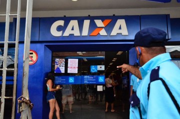Clientes enfrentam filas e aglomeração no Recife em dia de paralisação de funcionários da Caixa