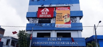 Integrantes do Movimento de Luta nos Bairros, Vilas e Favelas ocupam Antigo prédio do Fórum de Jaboatão