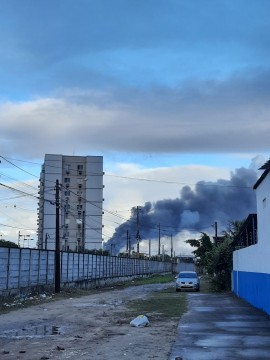 Incêndio atinge fábrica em Jaboatão