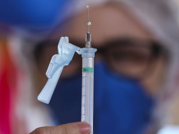 Com novas doses chegando, o Recife começa a vacinar as pessoas com 37 anos ou mais