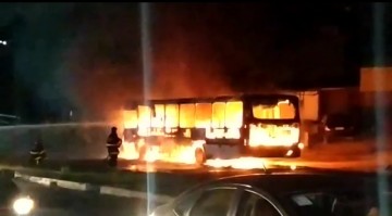 Polícia investiga suspeitos de incêndio em ônibus 