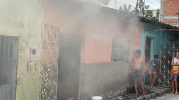 Família morre durante incêndio, em Bezerros 