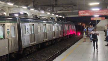Metrô do Recife volta a circular após colisão de dois trens 