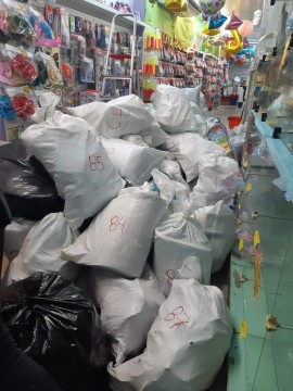 Polícia apreende quase uma tonelada de brinquedos e artigos para festas falsificados no Centro do Recife