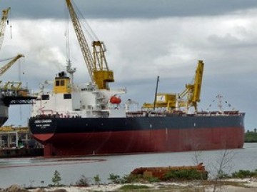 Navio petroleiro parte do Recife com combustível para Fernando de Noronha