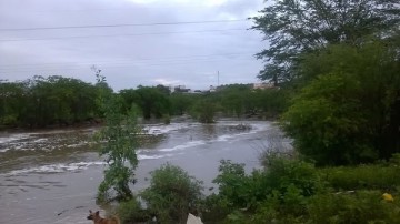 Rio Capibaribe transporda em São Lourença da Mata