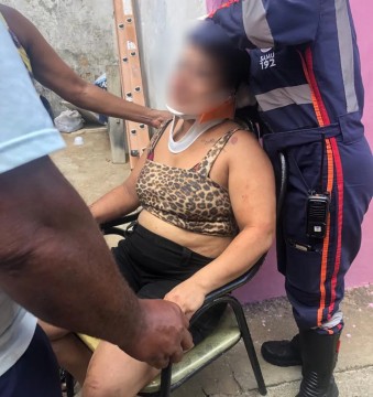 Mulher é torturada com choques e jogada de escada pelo namorado, agressor é preso em flagrante e liberado