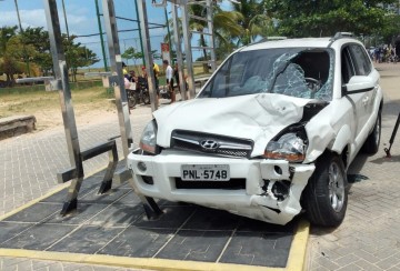 Carro bate em outro veículo, invade calçadão e deixa feridos no Recife 
