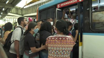 Ônibus lotados refletem o início da reabertura das atividades em PE