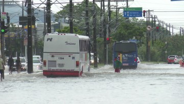 Alerta de chuva com intensidade de moderada a forte continua nesta segunda-feira no Recife