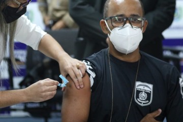Profissionais da segurança começam a ser vacinados em Pernambuco