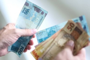 Bolsonaro reajusta valor do salário mínimo que passará de R$ 1.039 para R$ 1.045