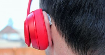 Uso incorreto de fones de ouvido pode causar perda auditiva, alerta otorrinolaringologista