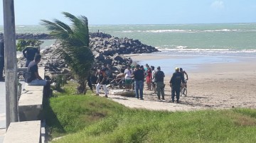 População descumpre regra e toma banho de mar em Olinda