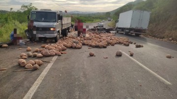 Motorista perde controle e caminhão carregado de jerimum tomba na Serra das Russas