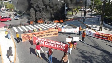 Protesto de entregadores por aplicativo bloqueia trânsito na Rua Princesa Isabel 