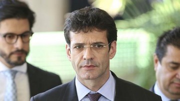 Ministro fica no cargo até segunda, diz Bolsonaro 