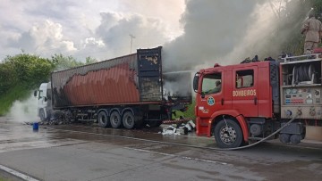 Caminhão pega fogo na BR-101, em Itapissuma; ninguém ficou ferido