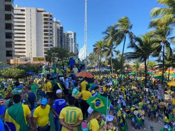 Apoiadores de Bolsonaro se concentram em ato na Avenida Boa Viagem 