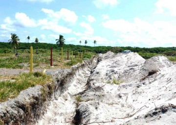 Dono de terreno na praia de Muro Alto recebe multa por obra irregular