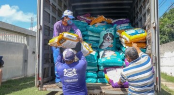 Onze toneladas de ração são doadas para abrigos de animais em Jaboatão 